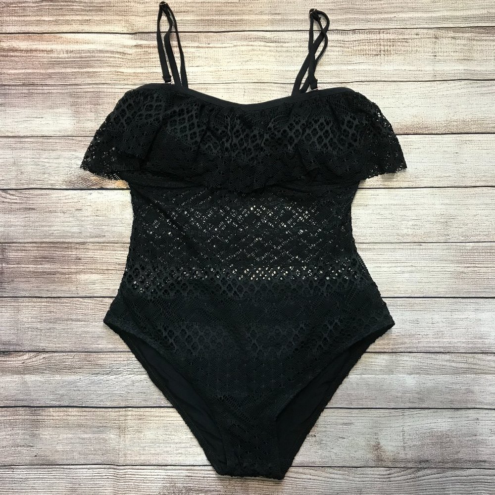 LA VIE EN ROSE One Piece Crochet Swimsuit Medium